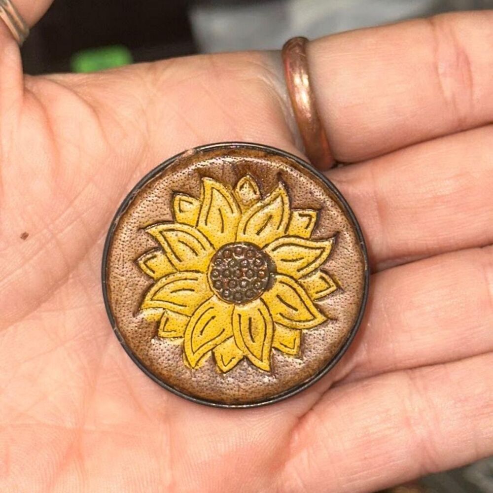 Myra Round Tooled Leather Sunflower Pop Socket